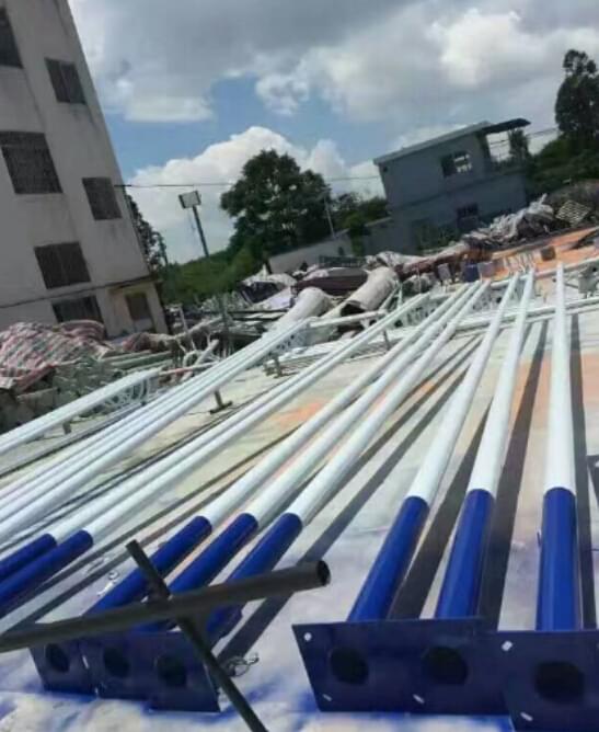 华可太阳能路灯灯杆加工中