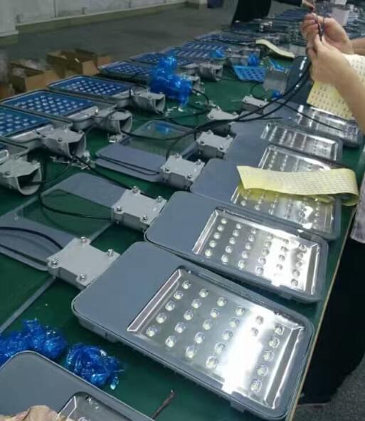 华可太阳能路灯车间加班 华可太阳能路灯车间加班