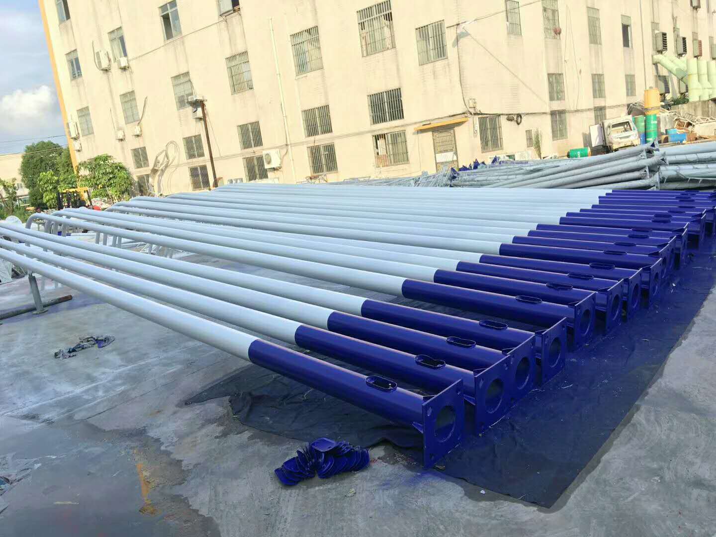 华可led太阳能路灯生产中