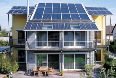 别墅屋顶上的蓝宝石----光伏电池板