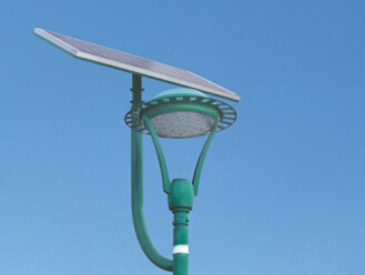 太阳能庭院灯的功率输出由什么决定的？