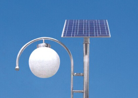 如何通过控制太阳能庭院灯的间距确保正常照明？